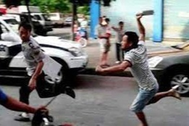 Nam thanh niên dùng dao chém bố đẻ và anh trai