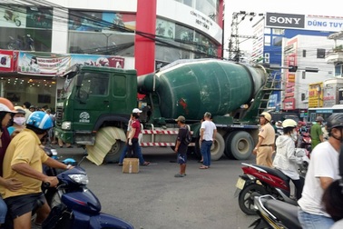 Hàng trăm người vây xe bồn cán chết người đàn ông trung niên