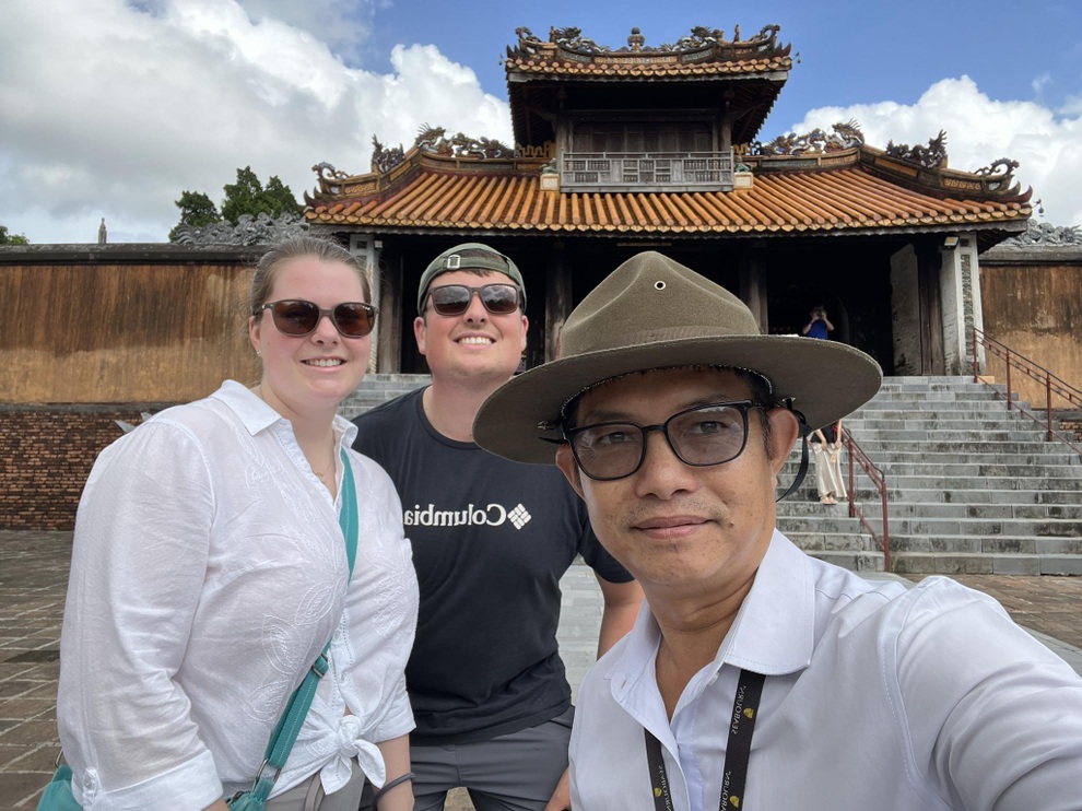 Sulten og tørst vestlig turist stoppet bilen sin ved en begravelse i Hue og ble invitert til et vegetarmåltid av verten - 4 Khách Tây đói và khát, dừng xe ở đám tang tại Huế được gia chủ mời cơm chay - 4