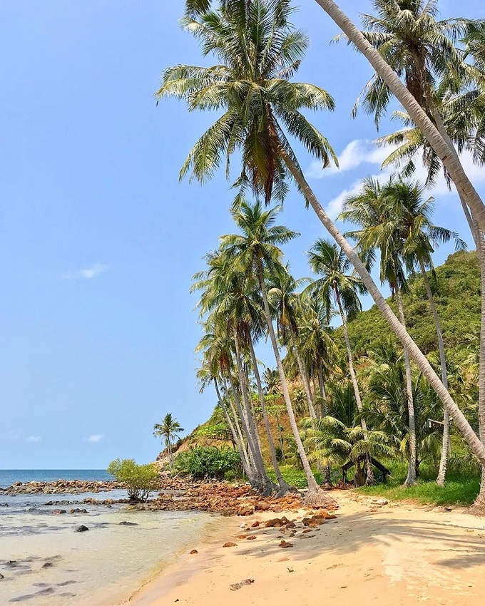 Vẻ đẹp hoang sơ của bãi biển Cây Mến, xã An Sơn.