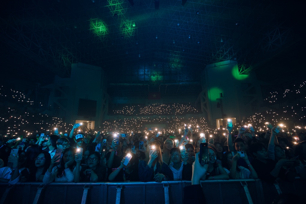 6000 khán giả đội mưa thăng hoa cùng Chillies trong đêm nhạc  tại Hà Nội - 7