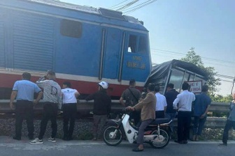 Xe tải băng qua đường sắt khi tàu hỏa tới gần, tài xế thoát chết
