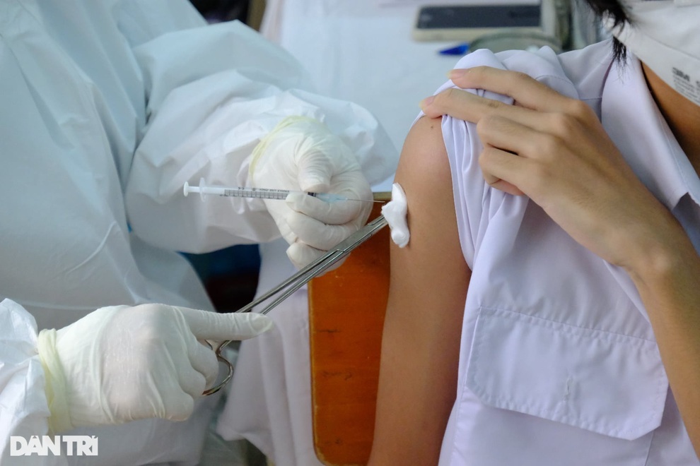 TPHCM tiêm vaccine Covid-19 mũi 2 cho trẻ 12-17 tuổi: Chuyên gia nói gì? - 3 TPHCM tiêm vaccine Covid-19 mũi 2 cho trẻ 12-17 tuổi: Chuyên gia nói gì? - 3