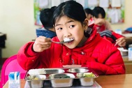 Bữa trưa 15.000 đồng và giấc mơ được ăn cơm nóng ở lớp