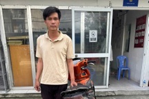 Bắt khẩn cấp người đàn ông giật tiền của bé gái bán mắm ở TPHCM