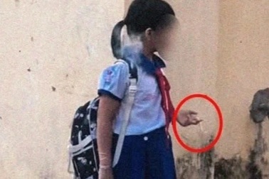 Xác minh clip nhóm nữ học sinh tiểu học hút thuốc trong sân trường