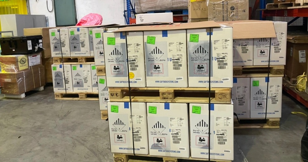 Cận cảnh gần một triệu liều vắc xin Pfizer vừa nhập về Hà Nội và TPHCM - 3 Cận cảnh gần một triệu liều vắc xin Pfizer vừa nhập về Hà Nội và TPHCM - 3