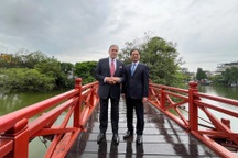 Phó Thủ tướng New Zealand thăm đền Ngọc Sơn, uống cà phê bên hồ Hoàn Kiếm