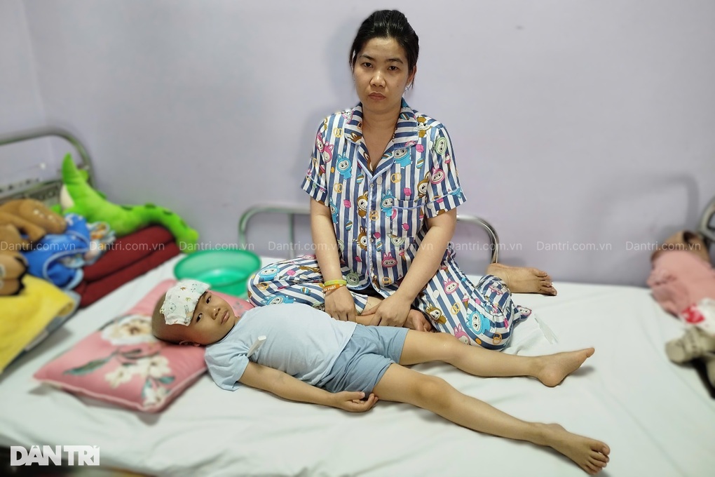Bé trai vừa đi học đã phát hiện u não, mẹ đơn thân cầu cứu giúp đỡ - 1 Bé trai vừa đi học đã phát hiện u não, mẹ đơn thân cầu cứu giúp đỡ - 1