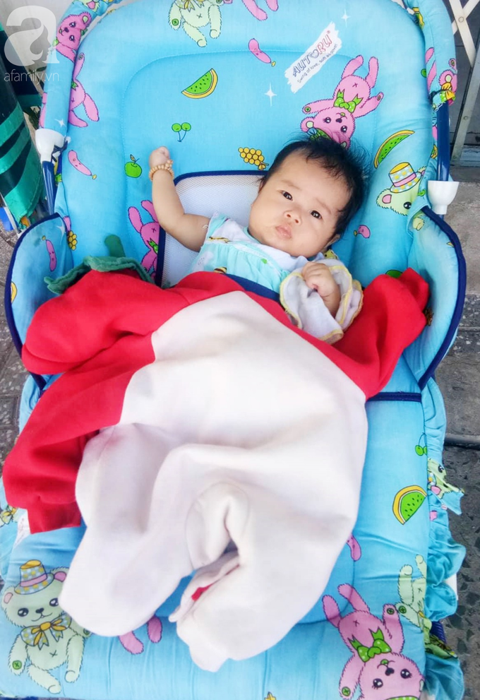 hình ảnh mới nhất của bé gái nằm ngoan dưới hộc tủ bú sữa bình, phía trên mẹ tất bật bán bánh mưu sinh - Ảnh 7. hình ảnh mới nhất của bé gái nằm ngoan dưới hộc tủ bú sữa bình, phía trên mẹ tất bật bán bánh mưu sinh - Ảnh 7.