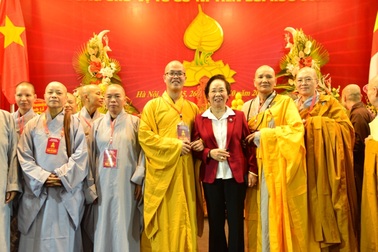 Học viện Phật giáo Việt Nam trao tặng Quỹ Khuyến học Việt Nam 100 triệu đồng