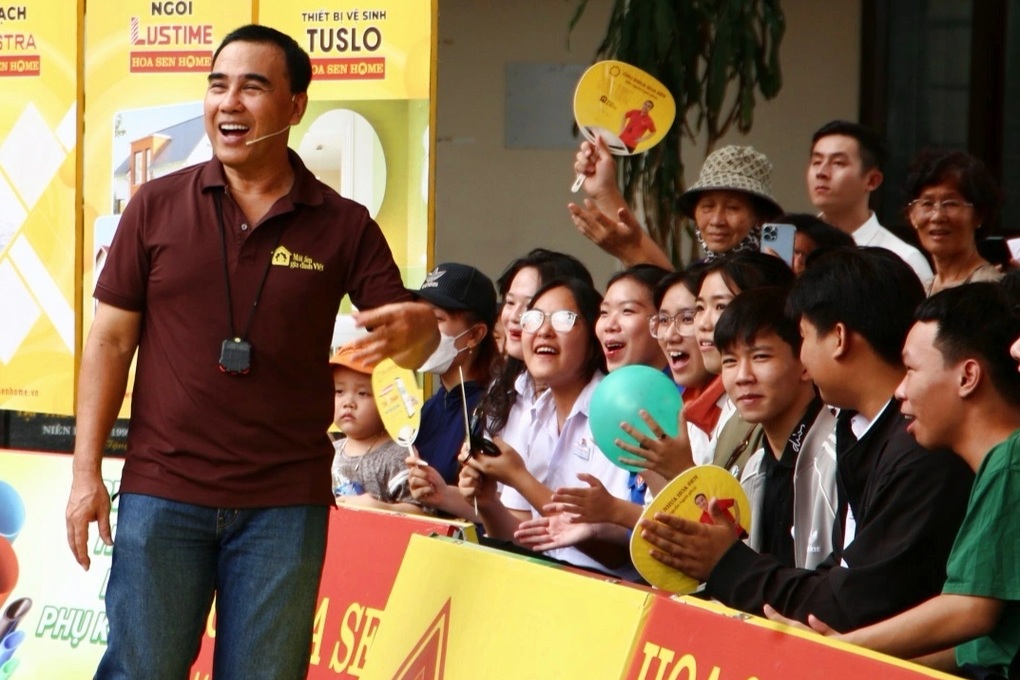 MC Quyền Linh nén đau chân để dẫn chương trình - 2 MC Quyền Linh nén đau chân để dẫn chương trình - 2