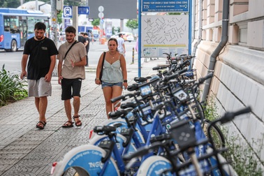 Hàng trăm xe đạp công cộng ở TPHCM "dầm mưa, dãi nắng" chờ người thuê