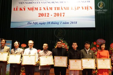 Viện nghiên cứu và ứng dụng tiềm năng con người trao bằng khen cho người sáng lập Thiền Việt