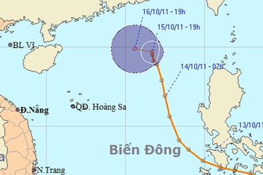 Áp thấp nhiệt đới tan trên biển, lũ miền Trung lên cao