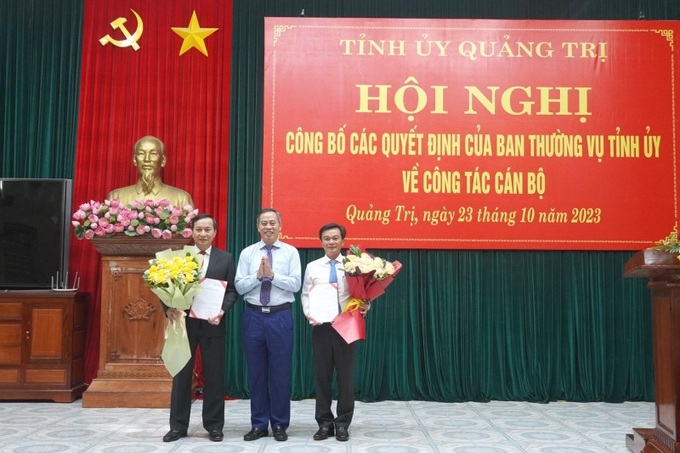 Ông Lê Quang Chiến - Phó Chủ tịch Thường trực HĐND tỉnh (bên trái) được chỉ định giữ chức Bí thư Thành uỷ Đông Hà nhiệm kỳ 2020 - 2025. Nguồn: CTTĐT QT