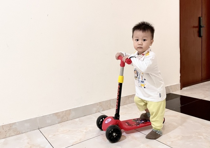 Trẻ đi xe trượt scooter với tốc độ nhanh rất dễ bị ngã, cha mẹ cần theo sát trẻ và thường xuyên nhắc trẻ đi chậm lại. Ảnh: Thanh Huyền