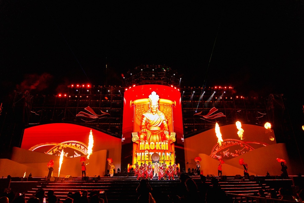 Hàng nghìn khán giả hòa trong không gian văn hóa nghệ thuật La Tiên Show - The Cội - 5 Hàng nghìn khán giả hòa trong không gian văn hóa nghệ thuật La Tiên Show - The Cội - 5