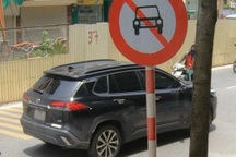 Hà Nội: Tài xế ô tô đi vào đường cấm, tăng ga bỏ chạy khi bị CSGT dừng xe