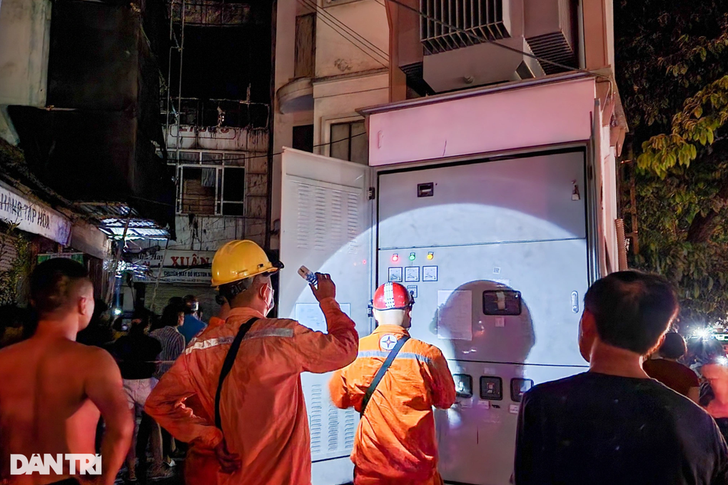 Ngôi nhà 3 tầng bốc cháy dữ dội, cả khu phố bị cắt điện trong đêm - 6 Ngôi nhà 3 tầng bốc cháy dữ dội, cả khu phố bị cắt điện trong đêm - 6