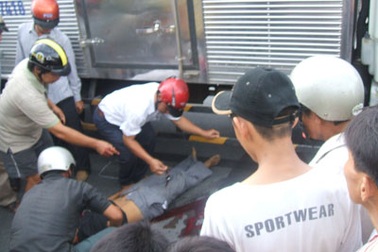 Nhặt mũ bảo hiểm, bị xe tải tông chết