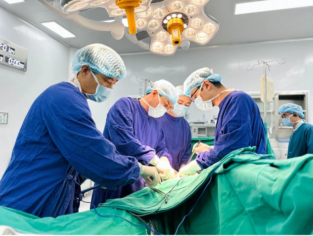 Cụ ông 99 tuổi hồi phục ngoạn mục sau phẫu thuật cắt trực tràng phức tạp do ung thư - 1