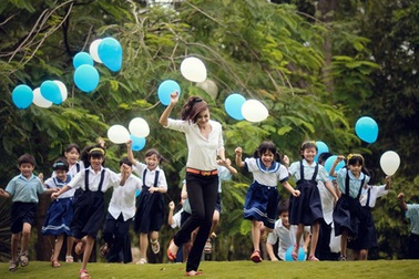 Hình ảnh “chân dài” Thanh Hằng chơi cùng các em nhỏ