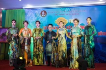 NTK Nhật Dũng, diễn viên Việt Trinh được Bảo tàng Phụ nữ Nam Bộ tặng huy hiệu