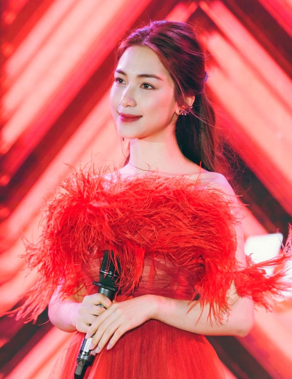 Hòa Minzy bị phạt 7,5 triệu đồng vì đăng tin giả - 1