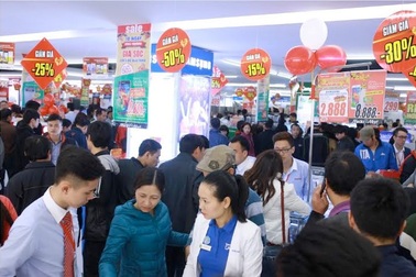 “Nghẹt thở” chen chân mua sắm hàng điện máy ngày cận Tết