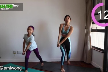 30 động tác thể dục giúp cha mẹ và bé thích thú tập luyện mùa dịch