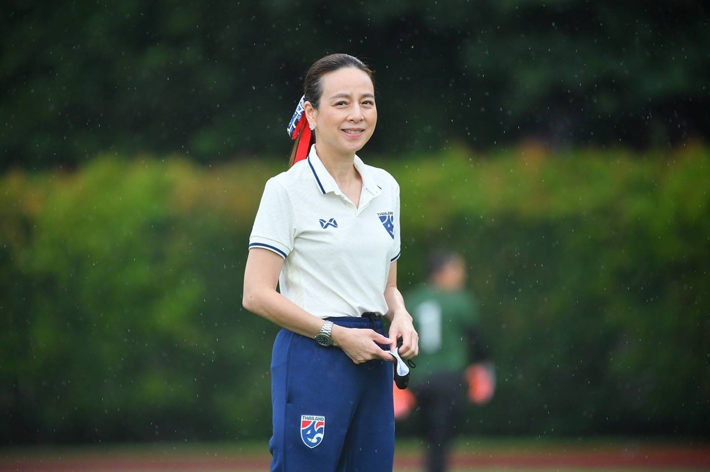 Choáng ngợp căn phòng toàn hàng hiệu của nữ đại gia Madam Pang Thái Lan - 7 Choáng ngợp căn phòng toàn hàng hiệu của nữ đại gia Madam Pang Thái Lan - 7