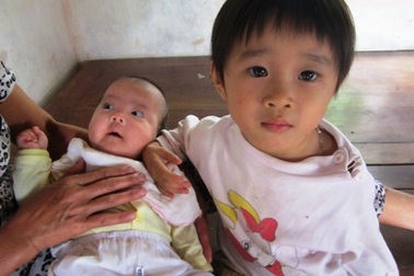 Quà nhân ái đến với bé Nhân Sinh   