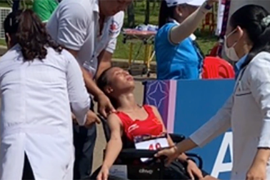 VĐV Việt Nam không bỏ cuộc dù kiệt sức, từ chối lên xe cứu thương