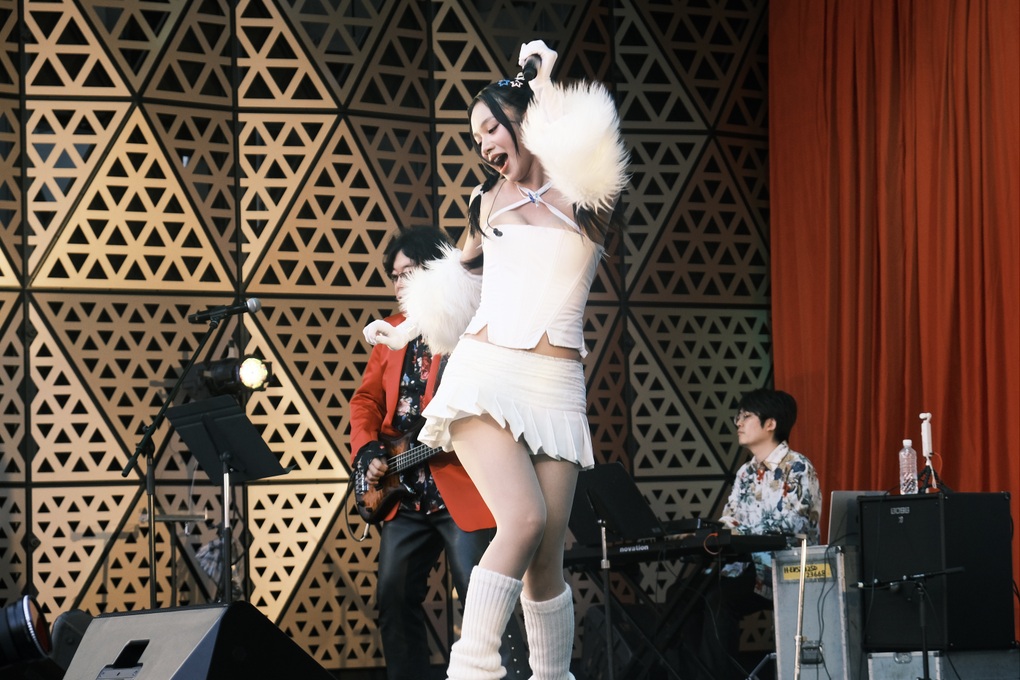 Erik, Giana khoe giọng trước hàng ngàn khán giả tại Nhật Bản - 1