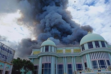 Cung điện “thiên đường” 64 triệu USD của tỷ phú Thái Lan bốc cháy dữ dội
