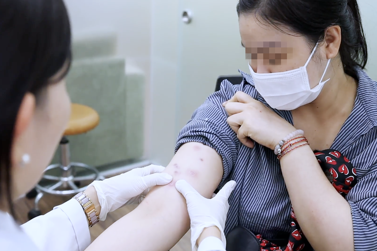Biến dạng cơ thể nặng nề sau khi tiêm tan mỡ trôi nổi - 1