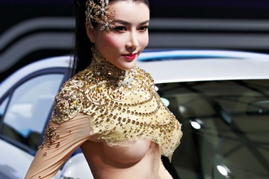 Đỏ mặt vì bộ cánh “gây sốc” của “tân Phan Kim Liên”