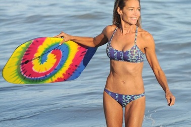 Cựu bond girl lộ thân hình gân guốc