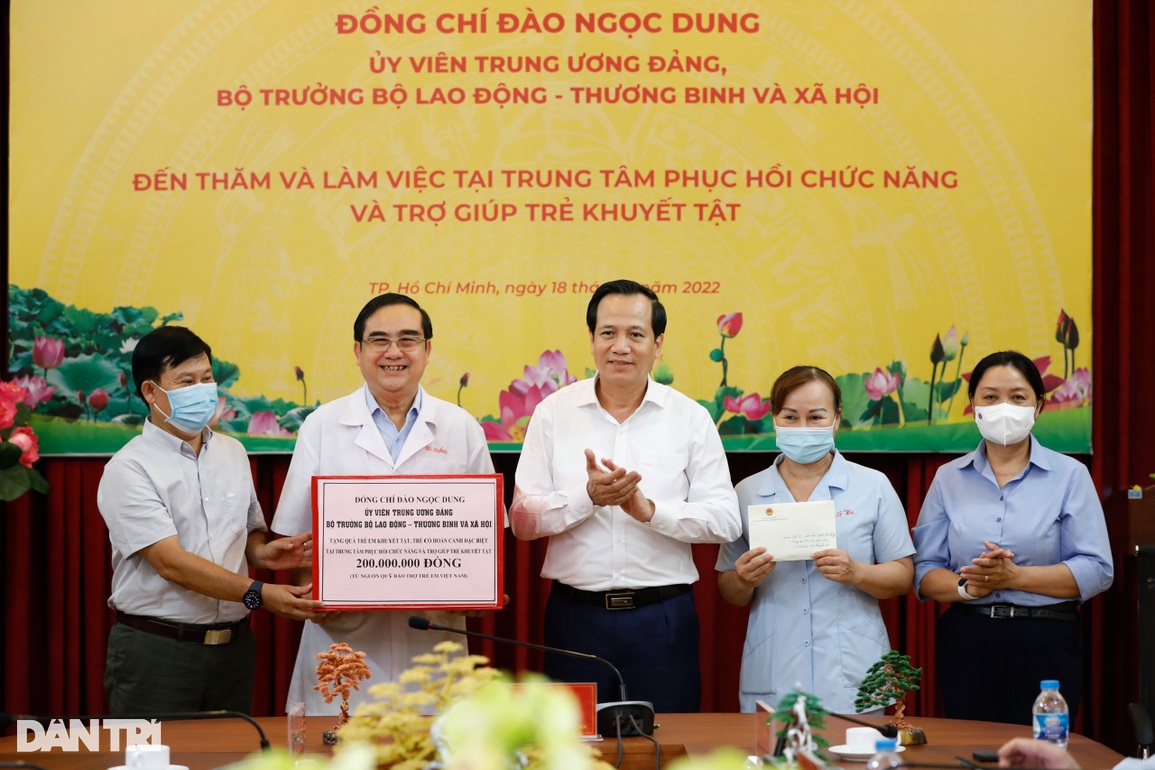 Hãy chăm sóc trẻ em khuyết tật bằng tình thương của cha mẹ - 4 Hãy chăm sóc trẻ em khuyết tật bằng tình thương của cha mẹ - 4