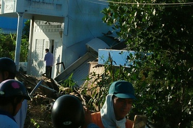 Đang lưu thông, xe tải bất ngờ tông sập mái nhà dân