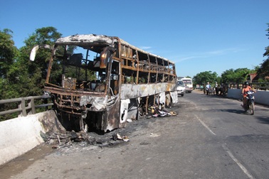 Xe khách cháy rụi, 20 hành khách thoát chết
