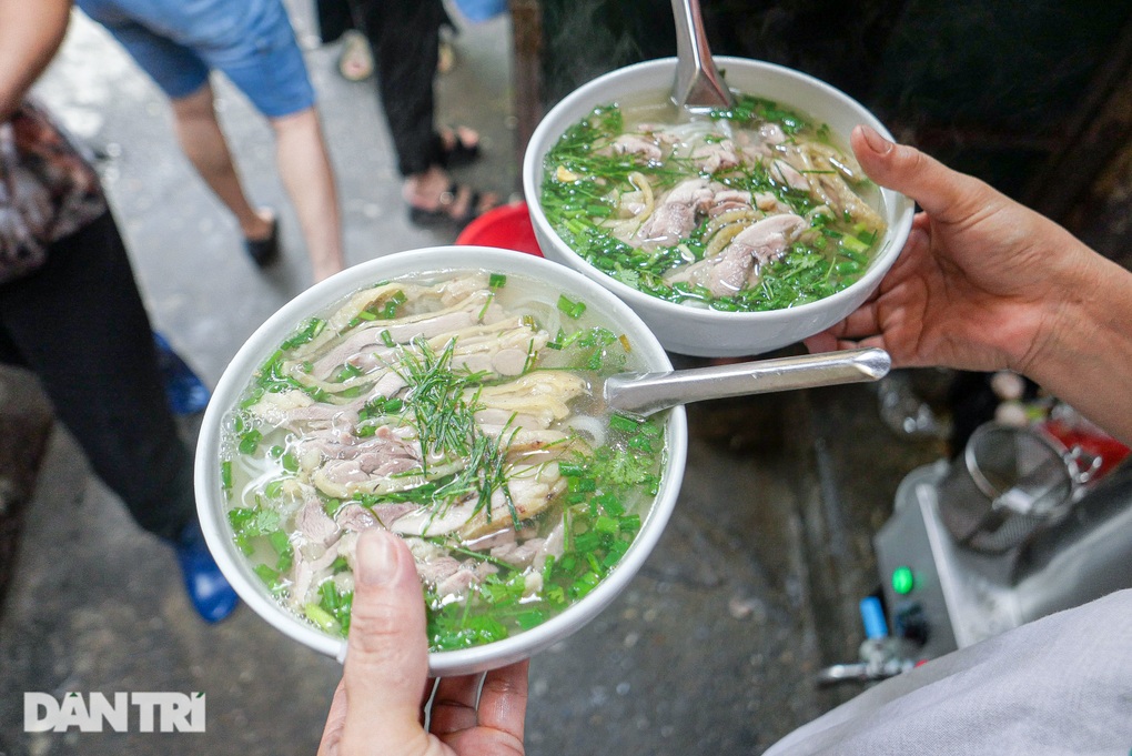 Quán phở gà đắt khách trong chợ nhà giàu, bán 350 bát chỉ trong 3 tiếng - 5 Quán phở gà đắt khách trong chợ nhà giàu, bán 350 bát chỉ trong 3 tiếng - 5
