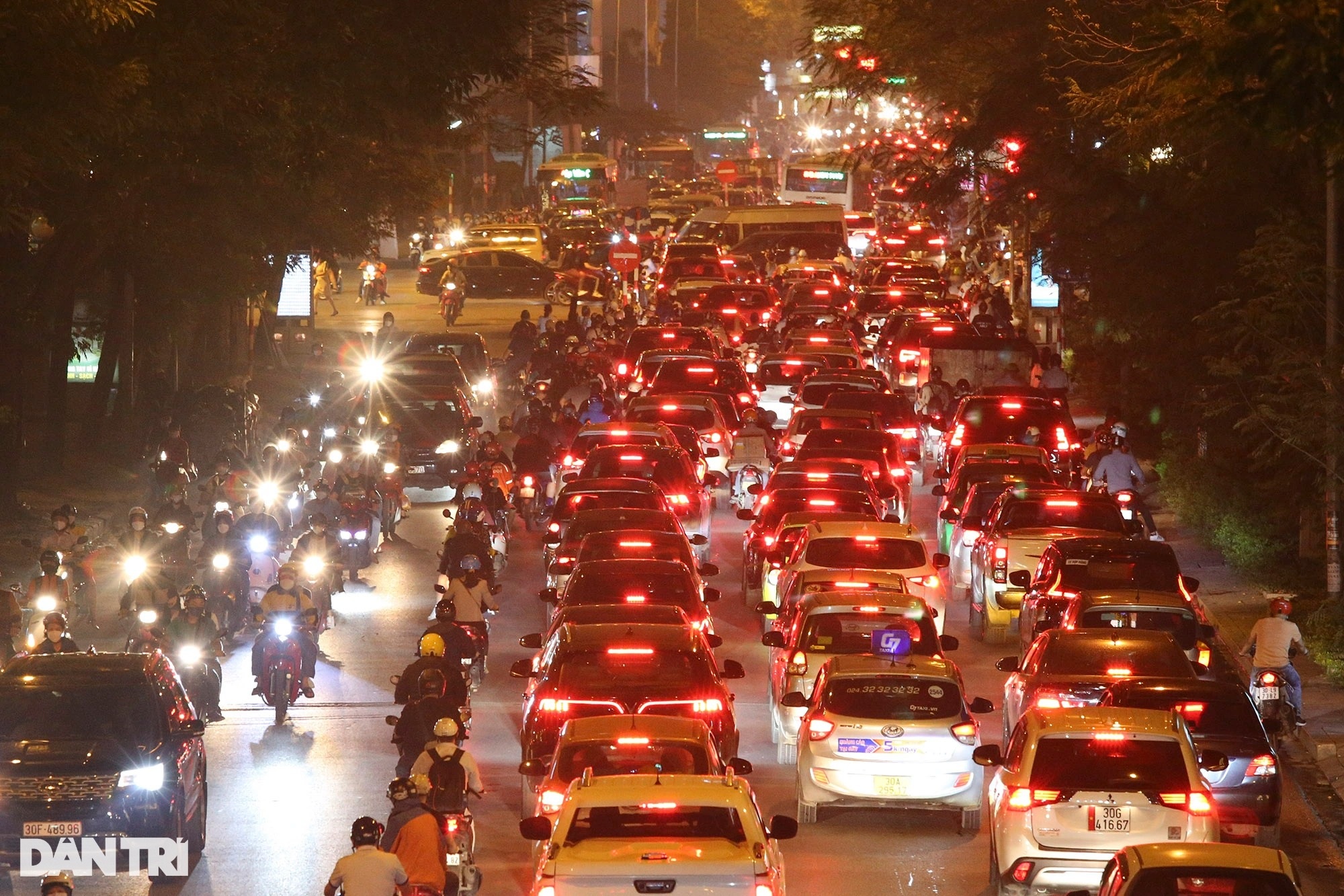 Đường phố ùn tắc giờ cao điểm, bình thường cũ ở Hà Nội đã quay trở lại? - 11 Đường phố ùn tắc giờ cao điểm, bình thường cũ ở Hà Nội đã quay trở lại? - 11