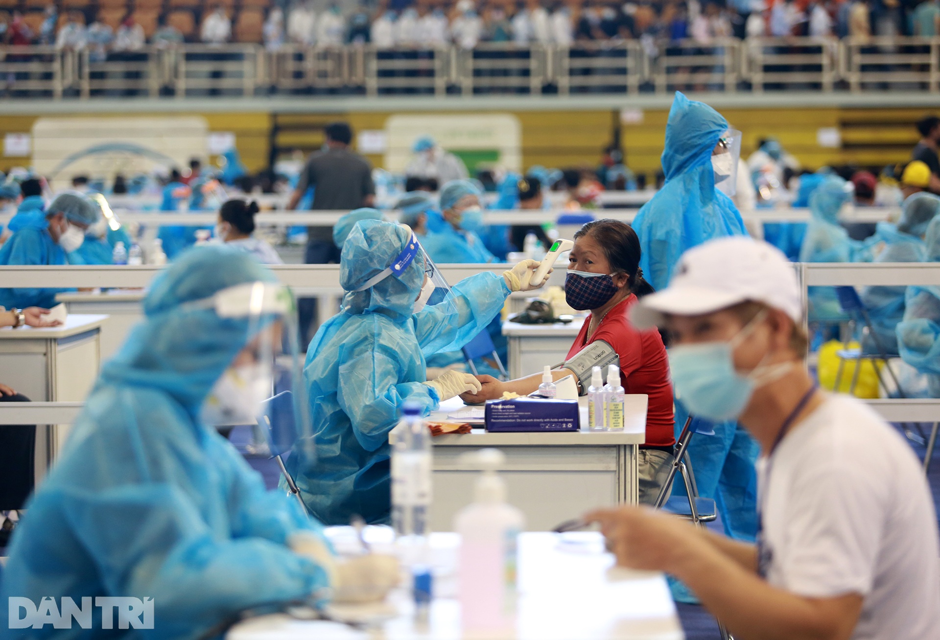 TPHCM tăng tốc tiêm vắc xin ngừa Covid-19, dân xếp hàng dài chờ tới lượt - 4