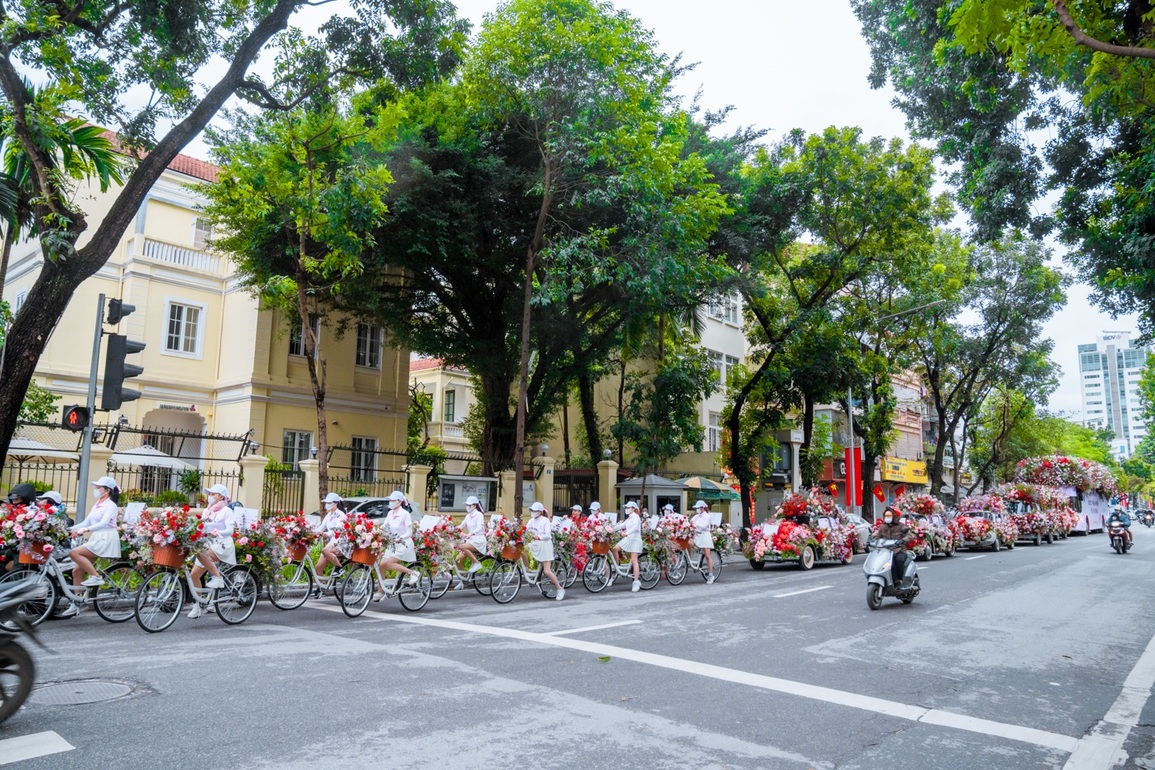 Valentine 2022: Ấn tượng màn tỏ tình với 99.999 bông hồng ở Hà Nội - 5 Valentine 2022: Ấn tượng màn tỏ tình với 99.999 bông hồng ở Hà Nội - 5