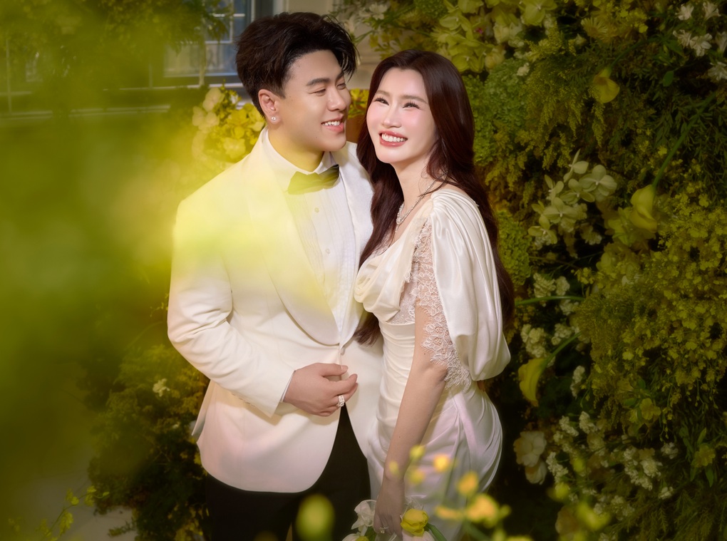 Ca sĩ Akira Phan mang 9 tráp mạ vàng kèm sổ đỏ hỏi cưới vợ doanh nhân - 1 Ca sĩ Akira Phan mang 9 tráp mạ vàng kèm sổ đỏ hỏi cưới vợ doanh nhân - 1