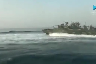 Iran tung video tàu cao tốc truy đuổi tàu hải quân Mỹ