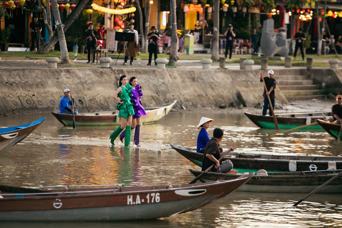 Danh ca Bảo Yến hát trên sông, Minh Tú cùng dàn mẫu lội nước catwalk - 9