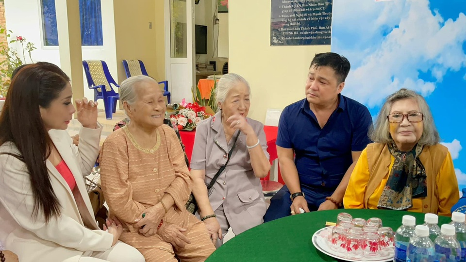 Lý Hùng, Lý Hương bật khóc khi hoàn thành di nguyện của cố NSND Lý Huỳnh - 7 Lý Hùng, Lý Hương bật khóc khi hoàn thành di nguyện của cố NSND Lý Huỳnh - 7